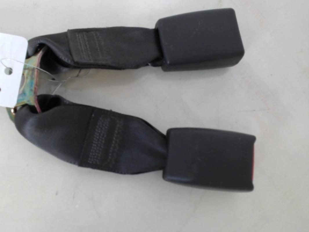 Attache ceinture arriere droit