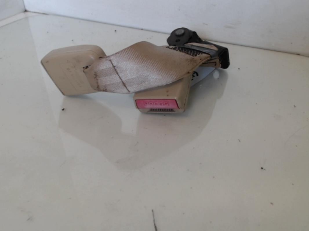 Attache ceinture arriere droit