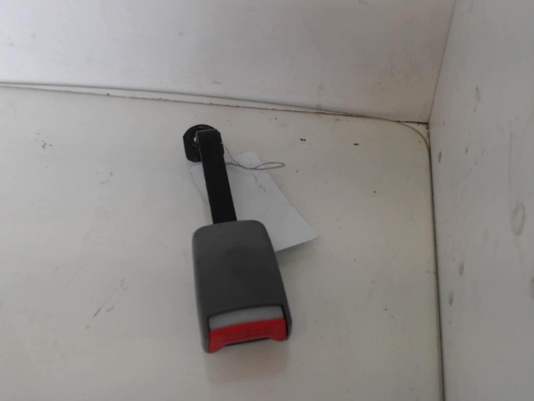 Attache ceinture avant droit