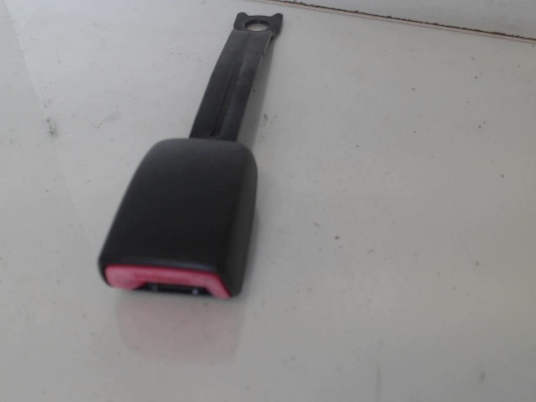 Attache ceinture avant droit
