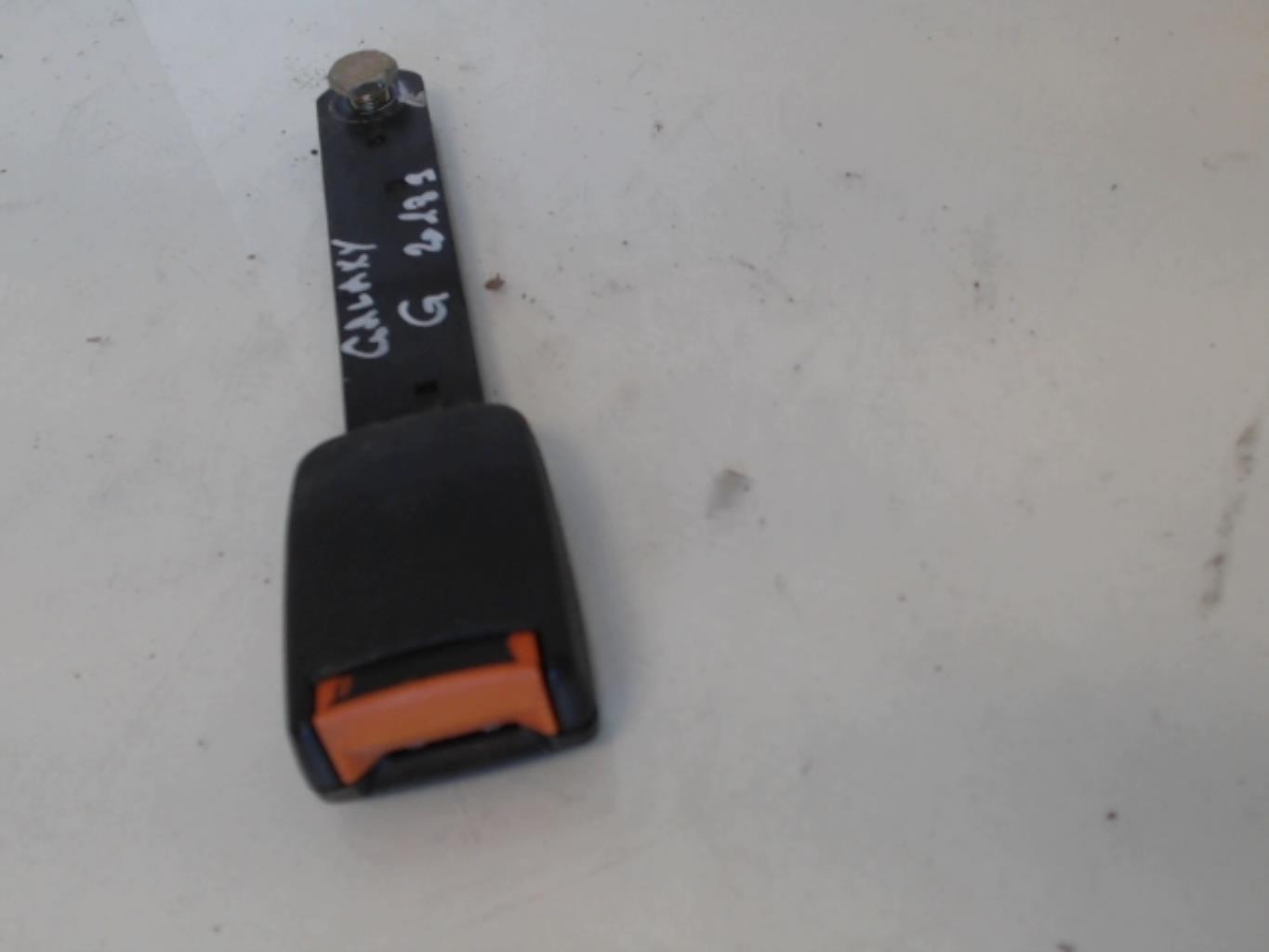 Attache ceinture avant gauche