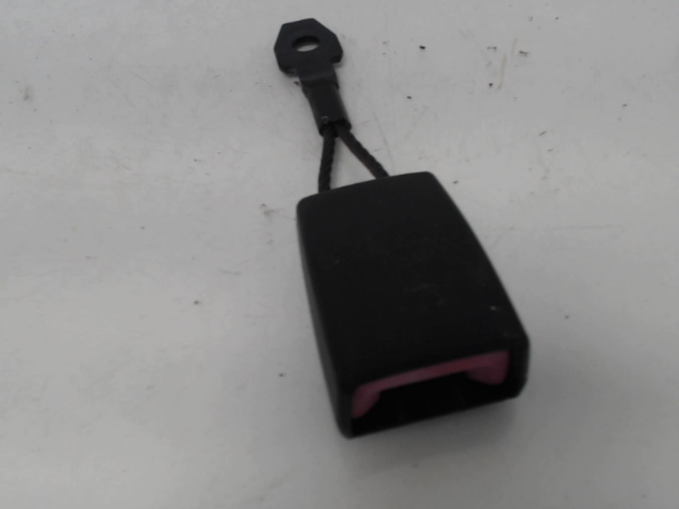 Attache ceinture avant gauche