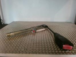 Attache ceinture avant droit