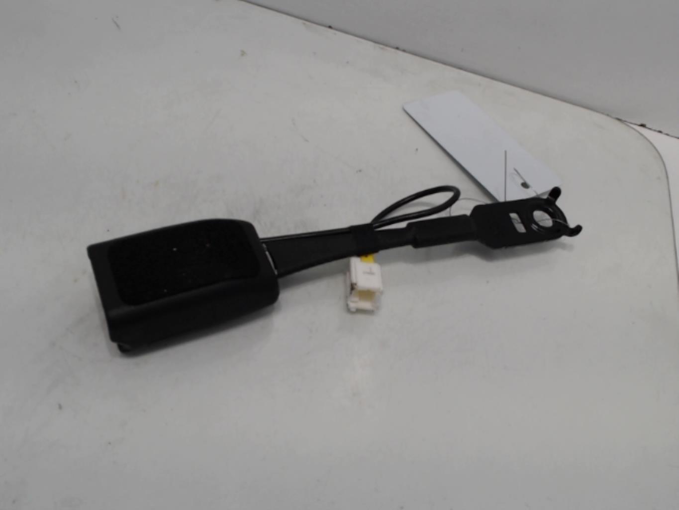 Attache ceinture avant droit