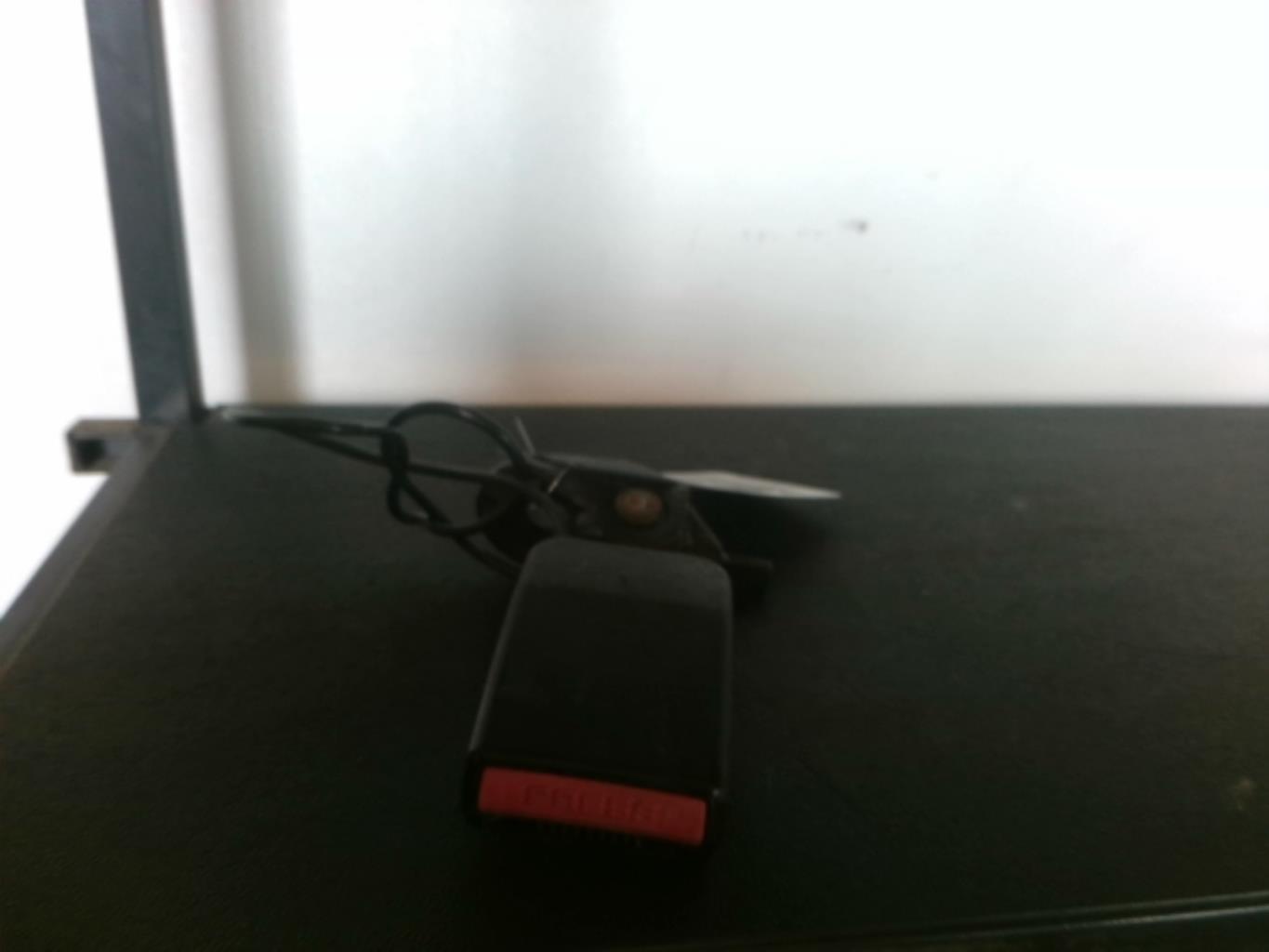 Attache ceinture arriere droit