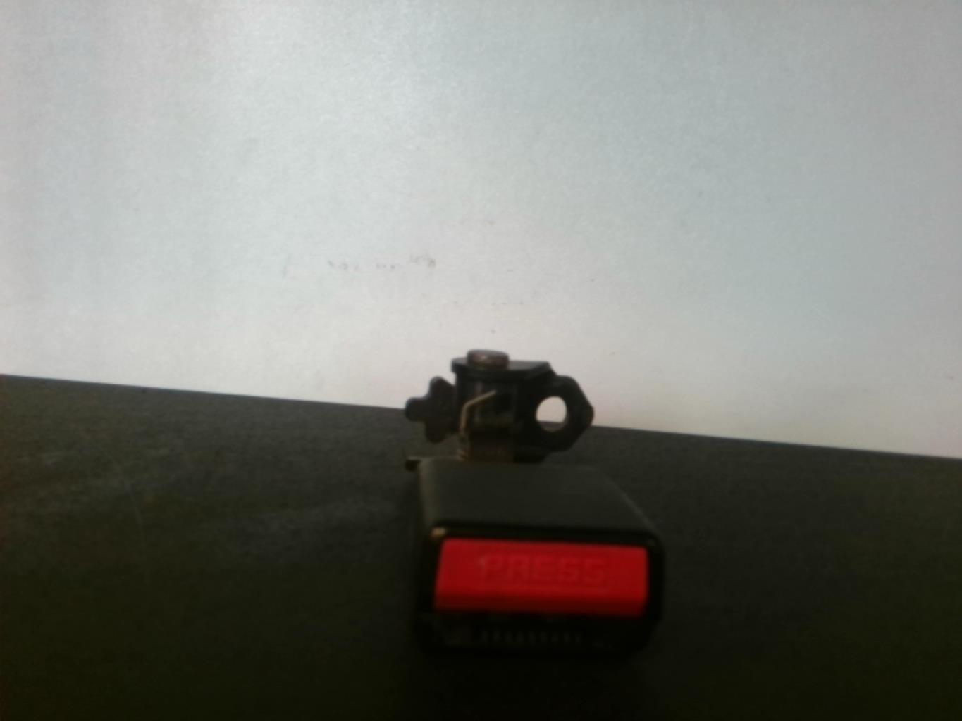 Attache ceinture arriere gauche