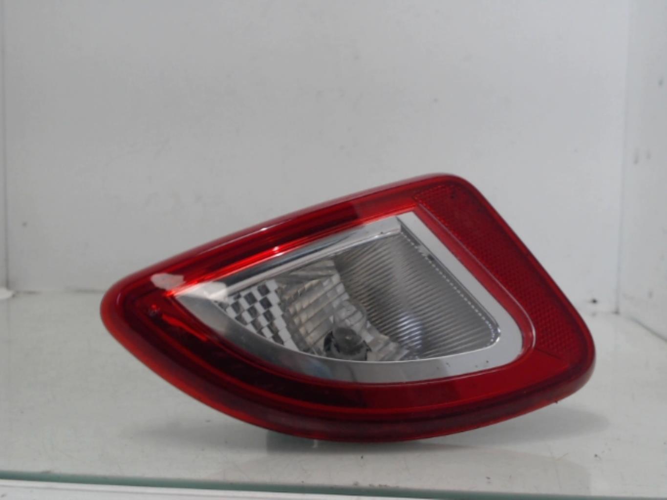 Luz trasera secundaria derecha (luces)