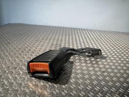 Attache ceinture avant droit
