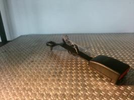 Attache ceinture avant droit