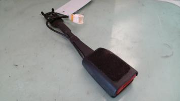 Attache ceinture avant droit