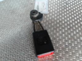 Attache ceinture arriere droit