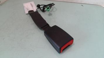 Attache ceinture avant droit