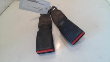 Attache ceinture arriere droit