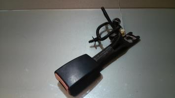 Attache ceinture avant gauche