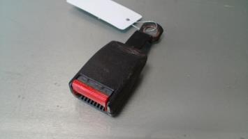 Attache ceinture avant gauche