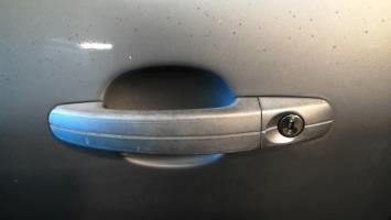 Poignee porte avant gauche