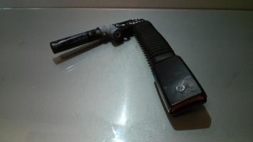 Attache ceinture avant gauche
