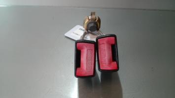 Attache ceinture arriere droit