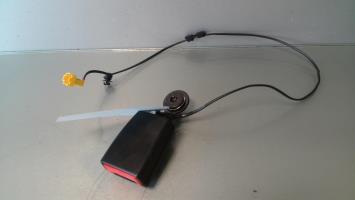 Attache ceinture avant droit