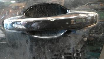 Poignee porte avant gauche
