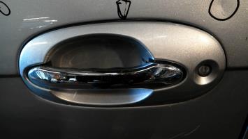 Poignee porte avant gauche
