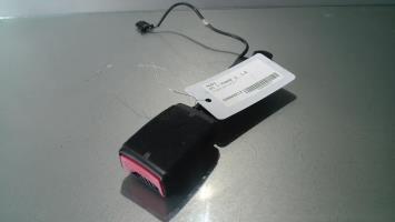 Attache ceinture avant gauche