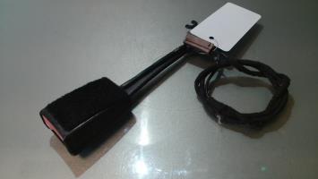 Attache ceinture avant droit