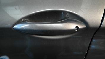 Poignee porte avant gauche