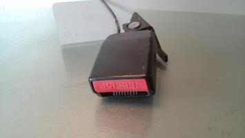 Attache ceinture arriere droit