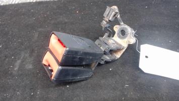 Attache ceinture arriere centrale