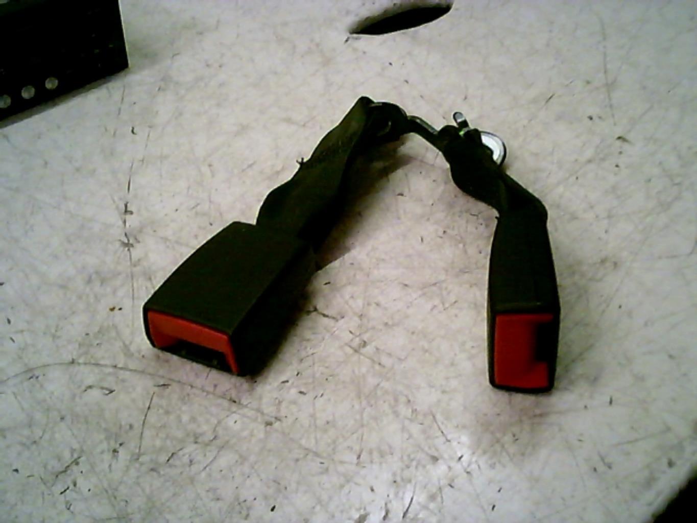 Attache ceinture arriere centrale