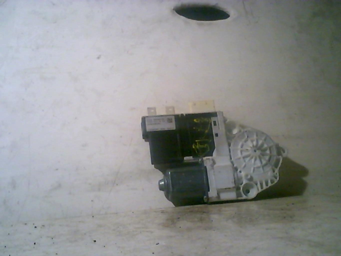 Moteur leve vitre avant droit