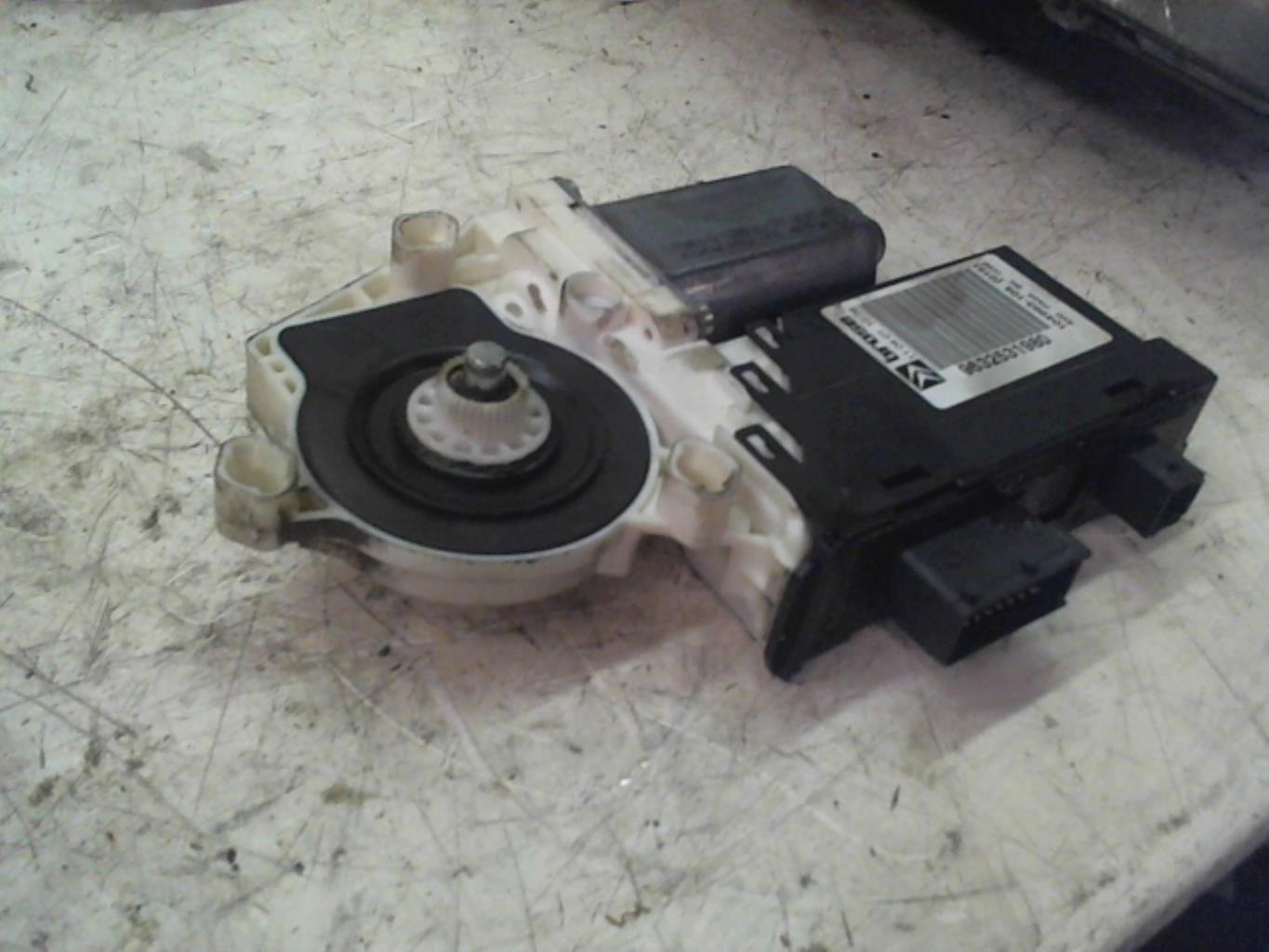 Moteur leve vitre avant gauche