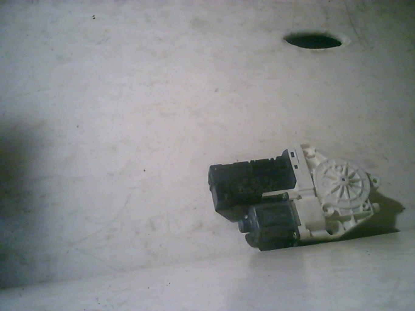 Moteur leve vitre avant gauche