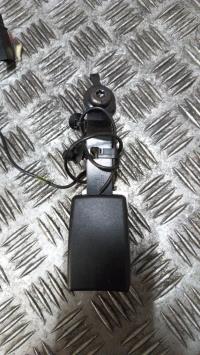Attache ceinture avant droit