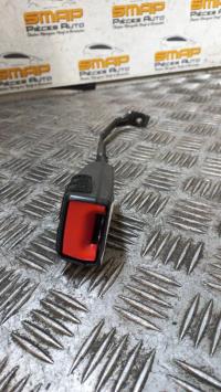 Attache ceinture avant droit