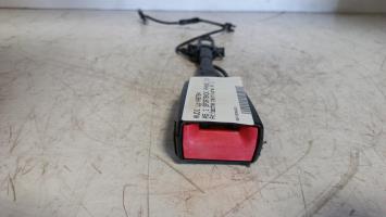Attache ceinture avant droit
