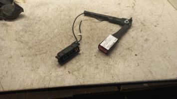 Attache ceinture avant droit
