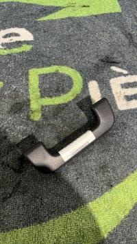 Poignee de maintien avant droit