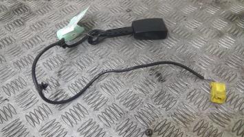 Attache ceinture avant droit