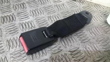 Attache ceinture arriere droit