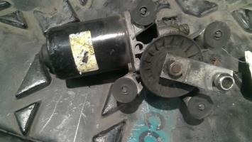 Moteur essuie glace avant