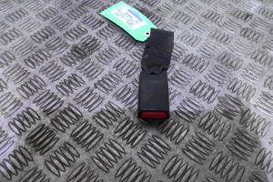 Attache ceinture arriere droit