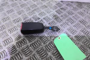 Attache ceinture avant gauche