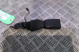 Attache ceinture arriere centrale