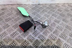 Attache ceinture arriere droit