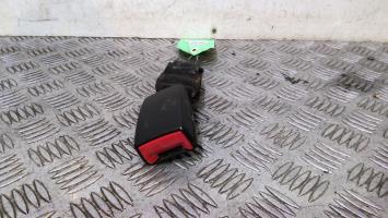 Enganche de cinturón trasero izquierdo