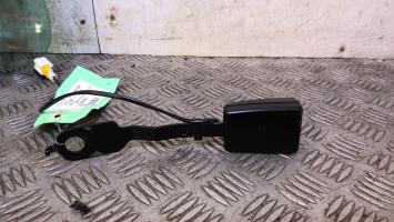 Attache ceinture avant gauche