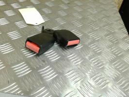 Attache ceinture arriere centrale
