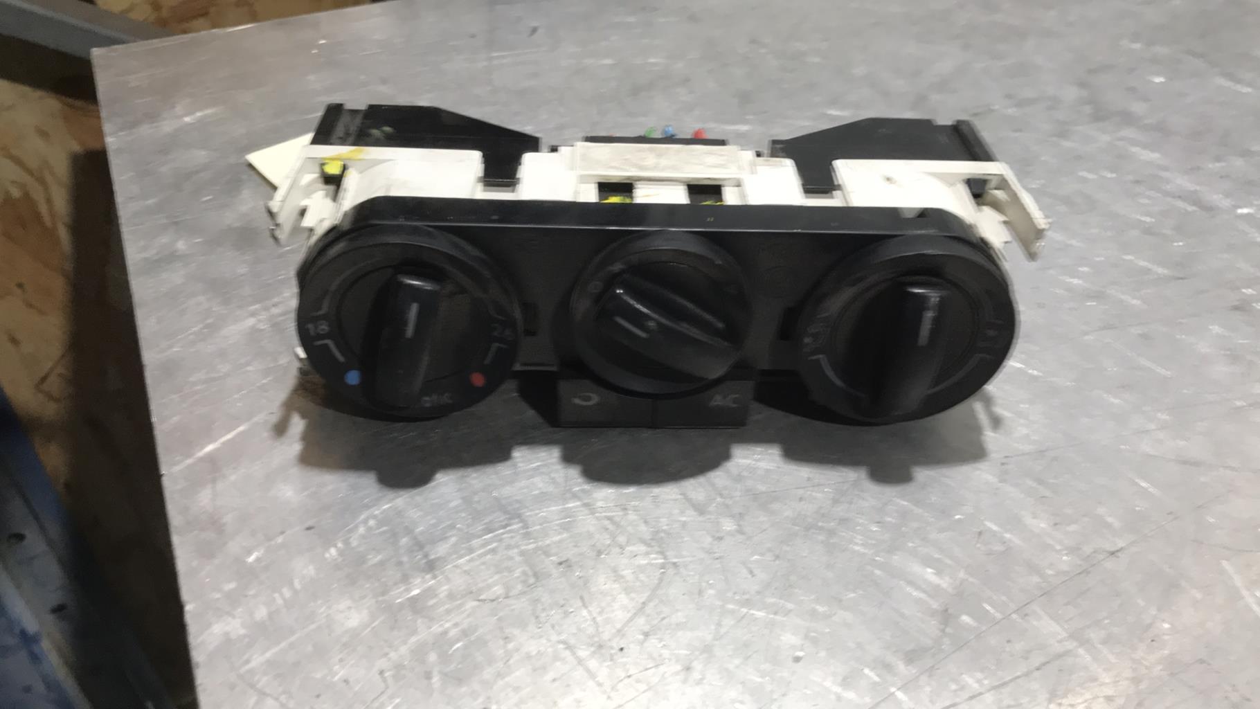 Commande chauffage VOLKSWAGEN POLO 4 PHASE 1 Essence - 1